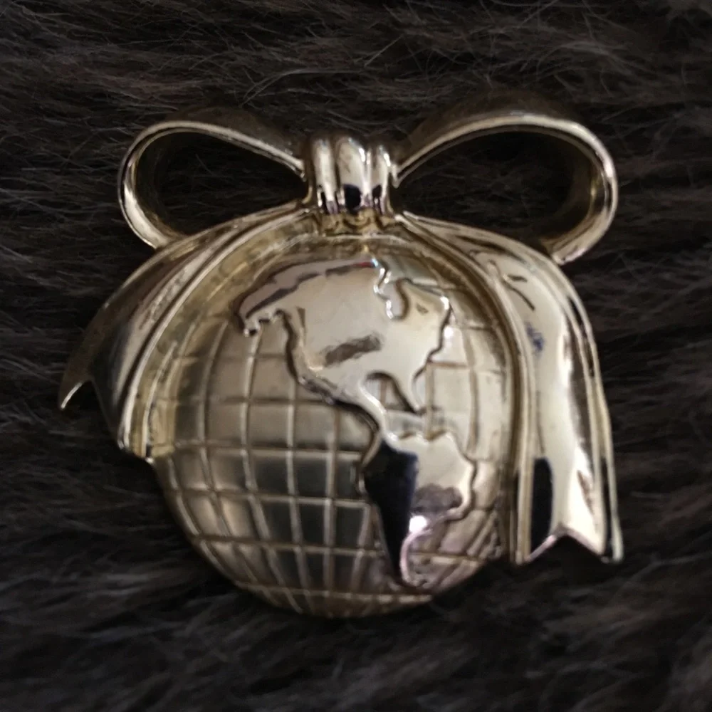 Vintage 80s globe with a bow brooch pin